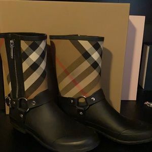 Burberry buckle & strapped detail check rain boots